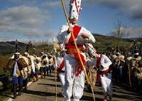 Von Wikimedia Commons, Asociacion Cultural Amigos de la Vijanera de Silió La Vijanera ist eine festliche Maskerade, die am ersten Sonntag jedes Jahres in der Stadt Silió (Molledo), Kantabrien (Spanien) stattfindet. La Vijanera (Q648409)
