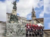 Auf dem Bild sind die Plaza de la Virgen Blanca der Stadt Vitoria-Gasteiz, der Turm San Miguel und die Einwohner von Vitoria zu sehen, die das Fest der Virgen Blanca feiern.